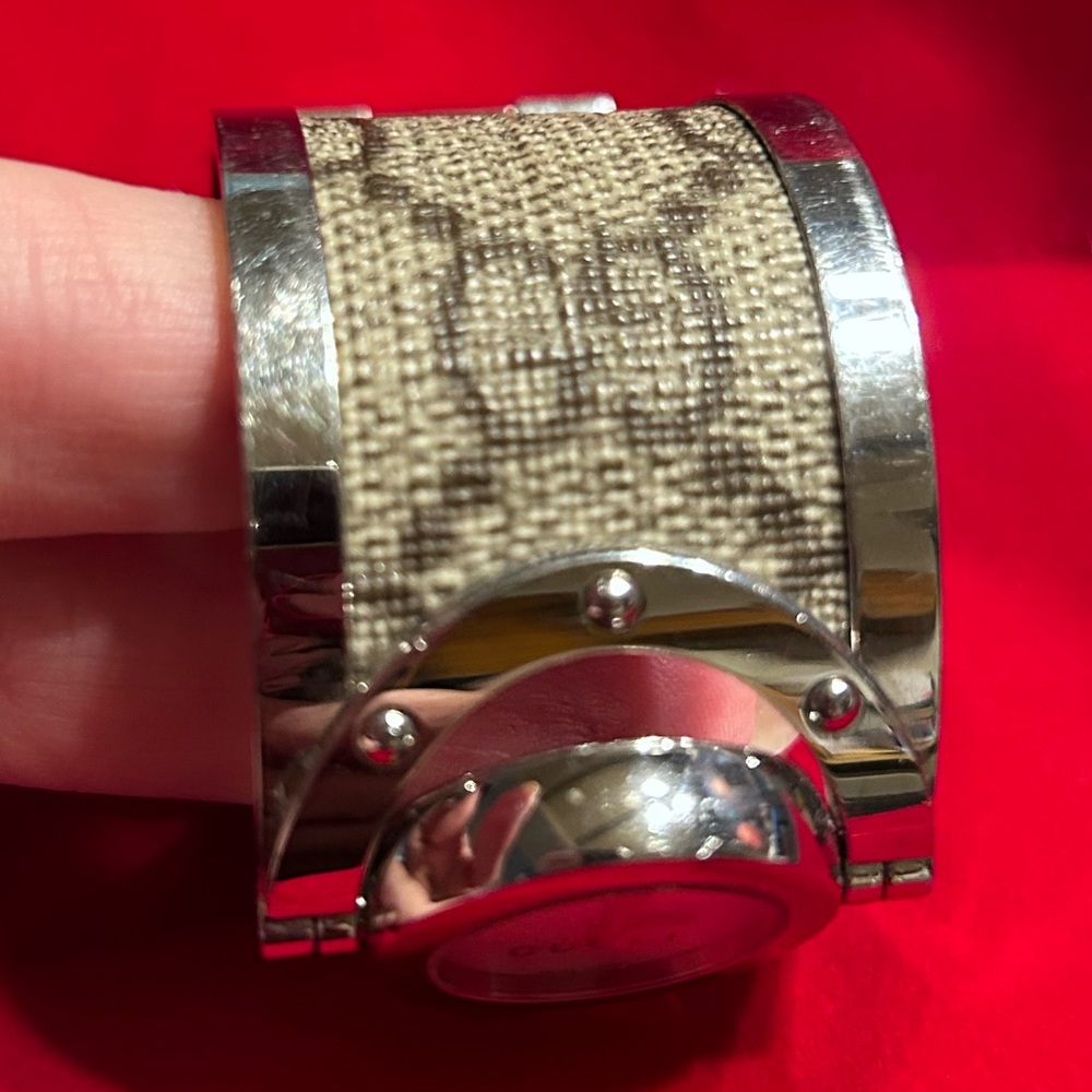 Gucci Luxury Statement Logo Bracelet Watch - Picture 6 of 9
